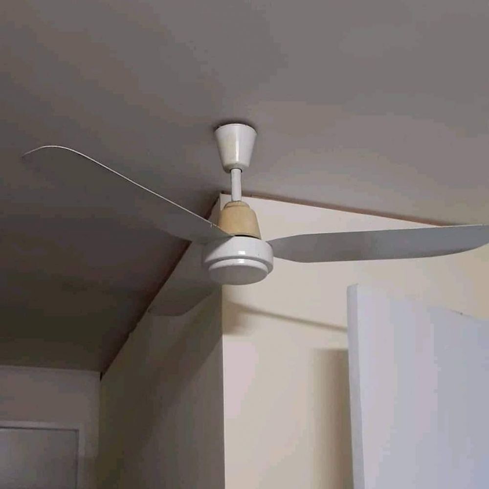 Potret kocak saat salah pasang alat elektronik ini bikin tepuk jidat